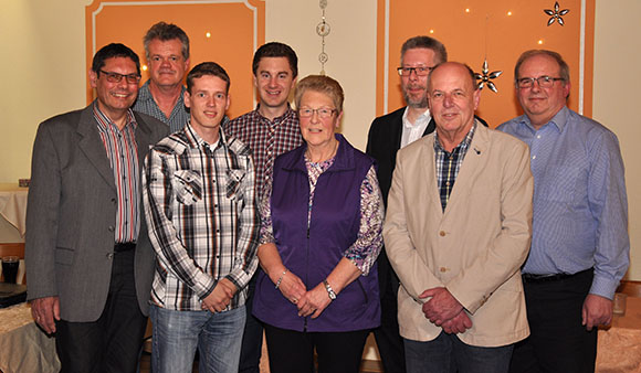 Vorsitzender Hans-Jürgen Kunz mit (v.l.) dem neuen Vize Karl-Heinz Eckhardt, Timo Gröf, Dominic Franz, Hannelie Obitz, Hartmut Hubert, Gerhard Schmidt und Michael Hardt
